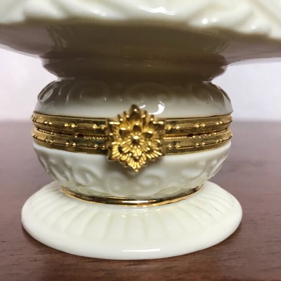 Beautiful White and Gold Tone 6.5" Tall Ceramic Christmas Tree Trinket Box - Picture 5 of 9